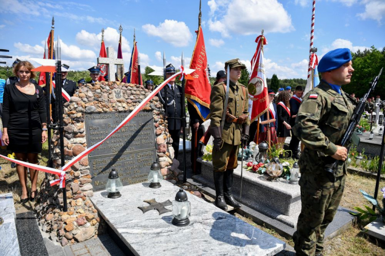 Stanowiska, 07.06.2023. Uroczystości upamiętnienia rocznicy ostatniej zbiórki żołnierzy Oddziału Wydzielonego Wojska Polskiego dowodzonego przez mjr. Henryka Dobrzańskiego ps. Hubal, na cmentarzu parafialnym. Fot. PAP/P. Polak