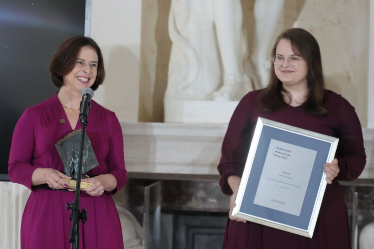 Warszawa, 22.06.2023. P.o. dyrektora Muzeum – Dom Rodziny Pileckich w Ostrowi Mazowieckiej Karolina Kolbuszewska (L) odebrała nagrodę za I miejsce w kategorii "wydarzenie" za otwarcie Muzeum – Dom Rodziny Pileckich na gali "Wydarzenie Historyczne Roku 2022" w Pałacu na Wyspie w Łazienkach Królewskich w Warszawie. Fot. P./Supernak