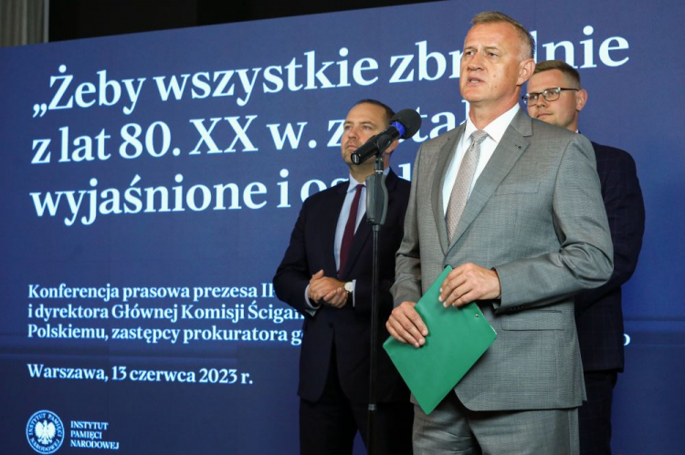 Warszawa, 13.06.2023. Prezes IPN Karol Nawrocki (L), dyrektor Głównej Komisji Ścigania Zbrodni przeciwko Narodowi Polskiemu, zastępca prokuratora generalnego Andrzej Pozorski (2P) oraz wiceminister sprawiedliwości Michał Woś (P) podczas konferencji prasowej w Centrum Edukacyjnym IPN „Przystanek Historia” im. Janusza Kurtyki w Warszawie, dotyczącej projektu „Archiwum Zbrodni” śledztwa w sprawie pobicia osób internowanych w Ośrodku Odosobnienia w Kwidzynie. Fot. PAP/T. Gzell