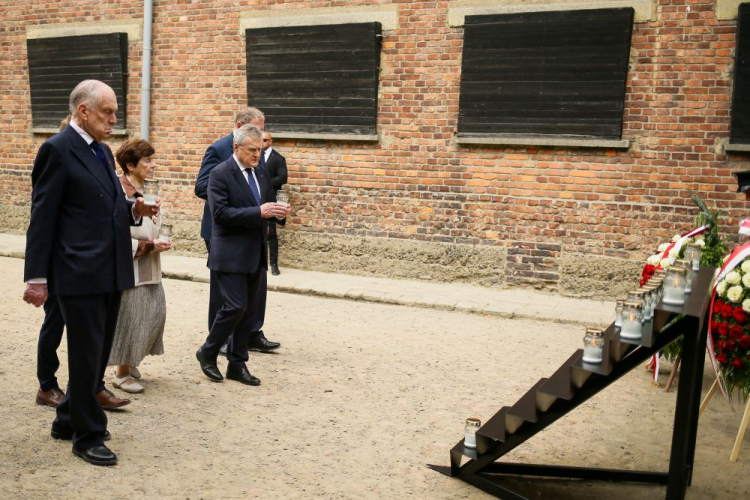 Oświęcim, 14.06.2023. Przewodniczący Światowego Kongresu Żydów Ronald Lauder (L), doradca prezydenta RP Andrzeja Dudy Zofia Romaszewska (2L) oraz wicepremier, minister kultury i dziedzictwa narodowego Piotr Gliński (P) podczas uroczystości na terenie byłego niemieckiego nazistowskiego obozu koncentracyjnego Auschwitz w Oświęcimiu. Trwają obchody 83. rocznicy pierwszego transportu Polaków do KL Auschwitz. Fot. PAP/Z. Meissner