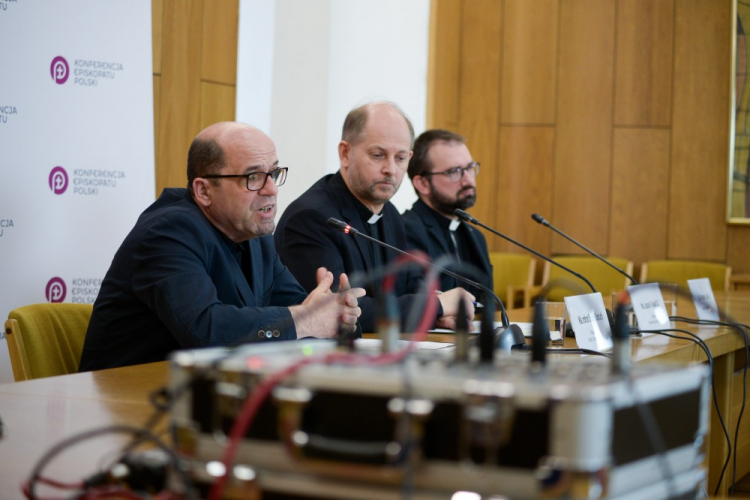 Rzecznik KEP ks. Leszek Gęsiak (C), ks. Grzegorz Lojtek (P) i prezes Fundacji Kultury Duchowej Pogranicza ks. mitrat Stefan Batruch (L) podczas spotkania z dziennikarzami w Sekretariacie Konferencji Episkopatu Polski. Warszawa, 29.06.2023. Fot. PAP/M. Obara