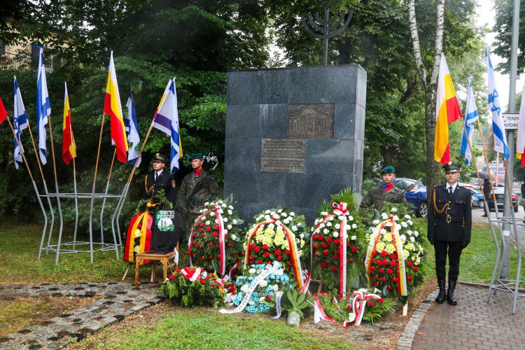 Uroczystości miejskie w 82. rocznicę spalenia Wielkiej Synagogi, przed Pomnikiem Wielkiej Synagogi w Białymstoku. Fot. PAP/A. Reszko