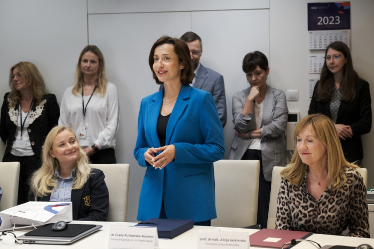 Prof. dr hab. Alicja Jaskiernia (P), dr Aleksandra Chmielewska (L) i Diana Rutkowska-Acewicz (C) podczas ceremonii wręczenia nagród im. dr. Pawła Stępki. Fot. PAP/Kalbar