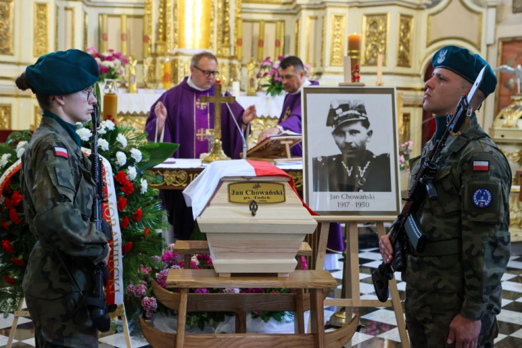 Msza święta pogrzebowa żołnierza Konspiracyjnego Wojska Polskiego Jana Chowańskiego w kościele pw. św. Klemensa w Wągłczewie. Fot. PAP/M. Zubrzycki