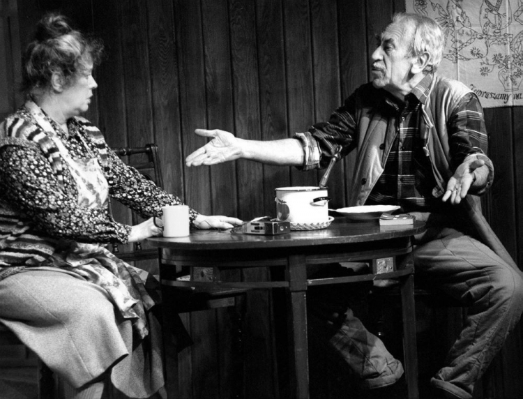 Hanna Zembrzuska i Jan Kobuszewski w spektaklu „Dwie morgi utrapienia” w warszawskim Teatrze Kwadrat. 1997 r. Fot. PAP/CAF/A. Urbanek