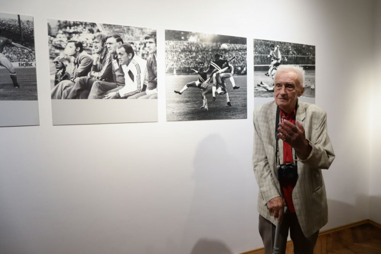 Katowice, 20.06.2023. Emerytowany fotoreporter CAF/PAP Stanisław Jakubowski podczas otwarcia wystawy jego fotografii pt. „Zapiski śląskiego fotoreportera” w Muzeum Historii Katowic. Fot. PAP/Z. Meissner 