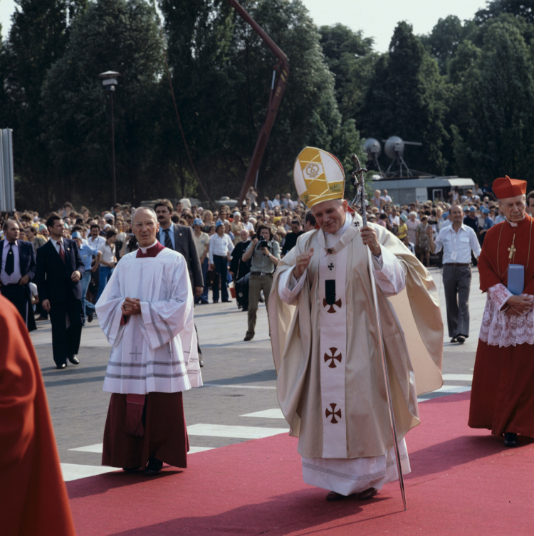 Warszawa 02.06.1979. I pielgrzymka papieża Jana Pawła II do Polski, 2-10 VI 1979 r. Na placu Zwycięstwa Ojciec Święty koncelebrował z kilkudziesięcioma biskupami polskimi i zagranicznymi pontyfikalną mszę świętą; procesja na wejście, obok Jana Pawła II pontyfikalny mistrz ceremonii prałat Orazio Cocchetti, z prawej prymas Polski kardynał Stefan Wyszyński. Fot. PAP/T. Prażmowski