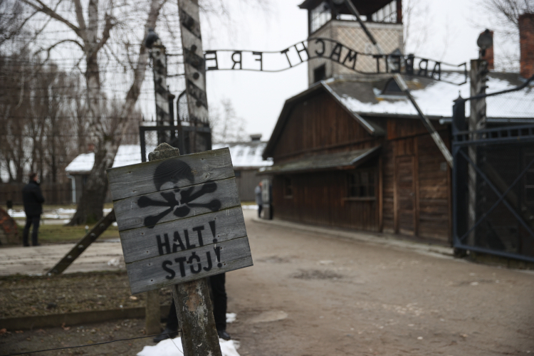 Brama byłego obozu Auschwitz II-Birkenau w Oświęcimiu. Fot. PAP/Ł. Gągulski