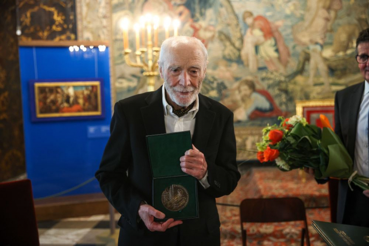 Kraków, 12.06.2023. Poeta, tłumacz, laureat Nagrody Zasłużony Kulturze Gloria Artis Ryszard Krynicki odbiera Nagrodę Polskiej Akademii Nauk im. Erazma i Anny Jerzmanowskich podczas uroczystości na Wawelu w Krakowie. Fot. PAP/Ł. Gągulski