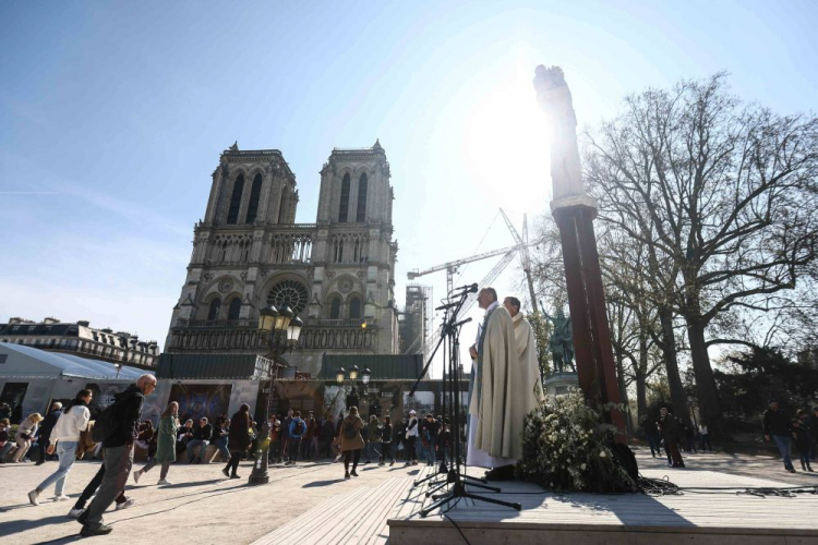 Ks. Olivier Ribedeau Dumas (C-R) podczas mszy w Niedzielę Wielkanocną przed katedrą Notre-Dame. 2023 r. Fot. PAP/EPA