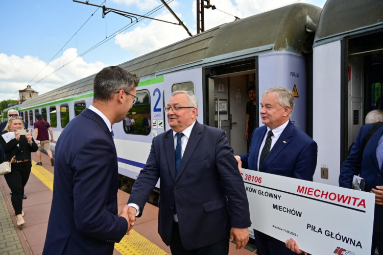 Minister infrastruktury Andrzej Adamczyk (C), burmistrz Miechowa Dariusz Marczewski (L) oraz członek zarządu PKP Intercity Krzysztof Świerczek (P) podczas konferencji prasowej na stacji kolejowej w Miechowie nt. nadania nazwy „Miechowita” pociągowi PKP Intercity. Fot. PAP/Art Service