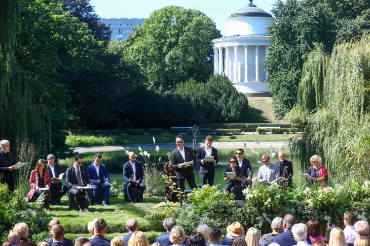 11. edycja Narodowego Czytania lektury „Ballad i romansów” Adama Mickiewicza w Ogrodzie Saskim w Warszawie. Fot. PAP/R. Guz