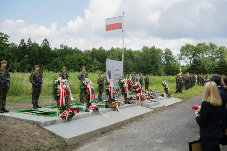 Uroczystości pogrzebowe Żołnierzy Niezłomnych: Henryka Filipeckiego, Antoniego Fojcika, Władysława Grada, Mariana Kostępskiego i Antoniego Tkocza na cmentarzu komunalnym w Katowicach. Fot. PAP/Z. Meissner