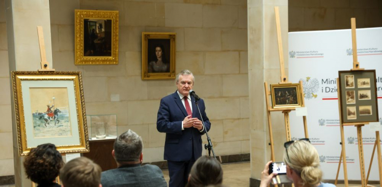 Warszawa, 20.06.2023. Wicepremier, minister kultury i dziedzictwa narodowego Piotr Gliński podczas briefingu prasowego w Muzeum Narodowym w Warszawie. Podczas spotkania zaprezentowano i przekazano do zbiorów placówki pięć strat wojennych oraz jedno dzieło pochodzące z kradzieży powojennej. Fot. PAP/R. Guz