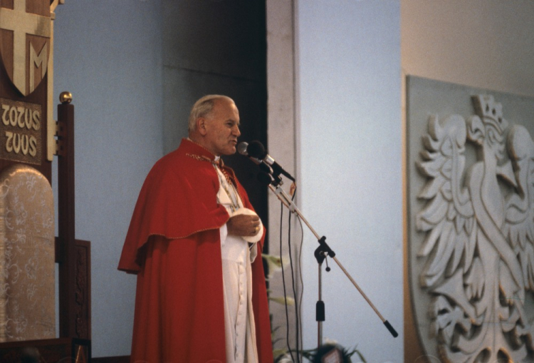 II pielgrzymka papieża Jana Pawła II do Polski: Apel Jasnogórski i przemówienie do młodzieży. Częstochowa, 18.06.1983. Fot. PAP/J. Morek