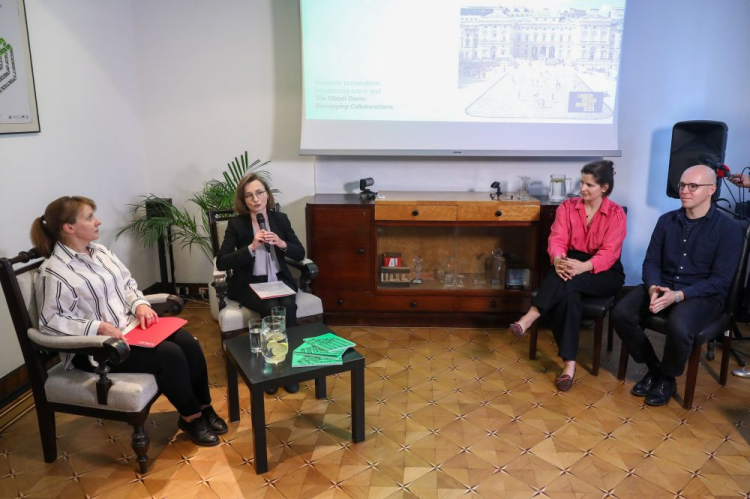 Założycielka Fundacji BRDA Zofia Jaworowska (2P), archirekt Michał Sikorski (P), dyrektor Instytutu Adama Mickiewicza Barbara Schabowska (2L) i zastępca dyrektora Barbara Krzeska (L) podczas konferencji prasowej dot. polskiej obecności na London Design Biennale i nagrodzonej wystawie „Poetyka konieczności”. Fot. PAP/T. Gzell