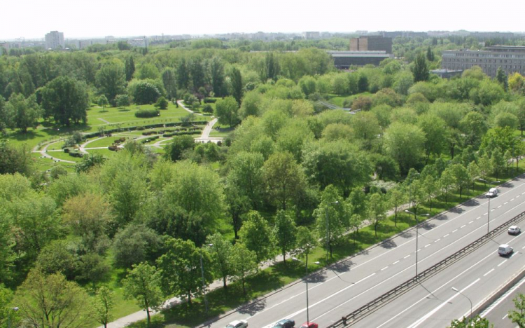 Warszawa, 2004. Pole Mokotowskie, park Józefa Piłsudskiego. Fot. PAP/L. Wawrynkiewicz