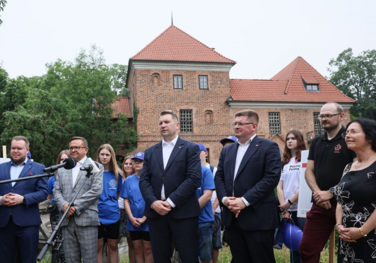 Oporów, 21.06.2023. Minister edukacji i nauki Przemysław Czarnek (C), wiceminister edukacji i nauki Tomasz Rzymkowski (C-P), poseł PiS Marek Matuszewski (3L) i członek Zarządu PKP Intercity Tomasz Gontarz (2L) podczas podsumowania projektu „Poznaj Polskę”, na zamku w Oporowie. Fot. PAP/L. Szymański