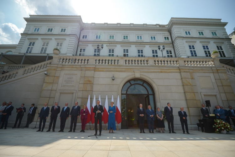 Prezydent RP Andrzej Duda (centrum-L) z małżonką, Agatą Kornhauser-Dudą (centrum-P) podczas spotkania z uczestnikami VI Światowego Zjazdu Polonii i Polaków z Zagranicy. Fot. PAP/M. Obara