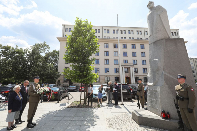 Bratanica generała „Grota” Krystyna Rowecka-Trzebicka (L) podczas uroczystości przed pomnikiem gen. Stefana Roweckiego "Grota". Warszawa, 30.06.2023. Fot. PAP/P. Supernak