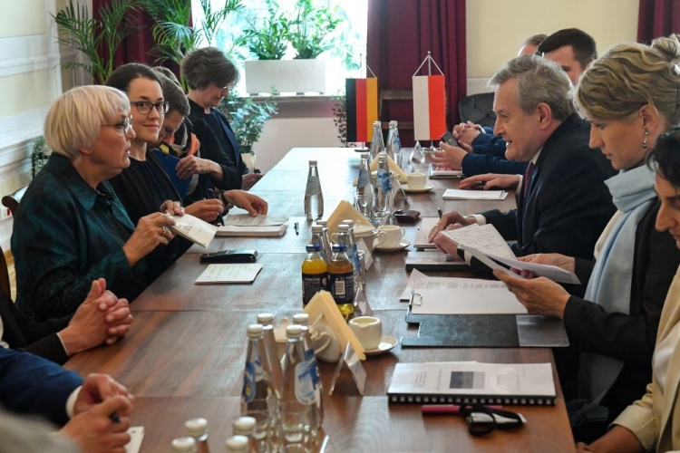 Warszawa, 07.06.2023. Wicepremier, minister kultury i dziedzictwa narodowego Piotr Gliński (3P) oraz minister stanu ds. kultury i mediów Niemiec Claudia Roth (L) podczas spotkania w siedzibie ministerstwa w Warszawie. Fot. PAP/P. Nowak