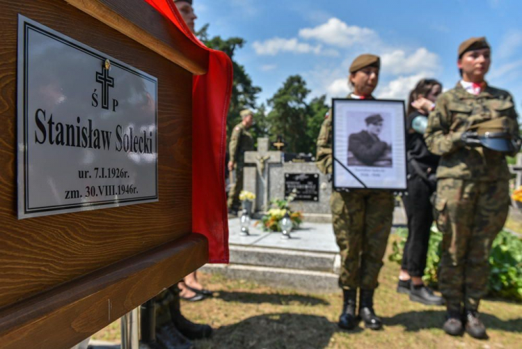 Wisznice, 21.06.2023. Pogrzeb Stanisława Soleckiego na cmentarzu parafialnym. Fot. PAP/W. Jargiło