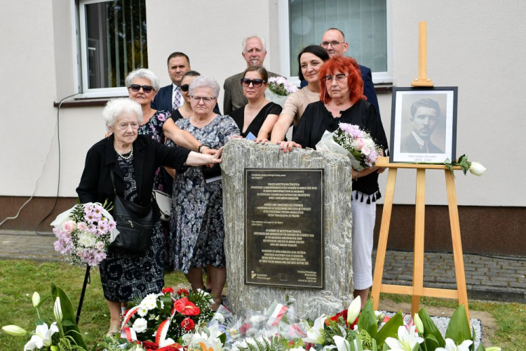 Somianka, 21.06.2023. Dyrektor Instytutu Pileckiego Magdalena Gawin (2P) i wnuczka Mieczysława Żemojtela Mierosława Korycka (P) na odsłonięciu pomnika Mieczysława Żemojtela. Fot. PAP/P. Piątkowski