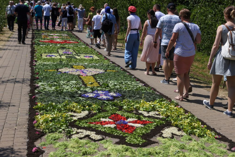 Dywany kwiatowe układane przez mieszkańców przed procesją Bożego Ciała. Spycimierz, 08.06.2023. Fot. PAP/M. Zubrzycki
