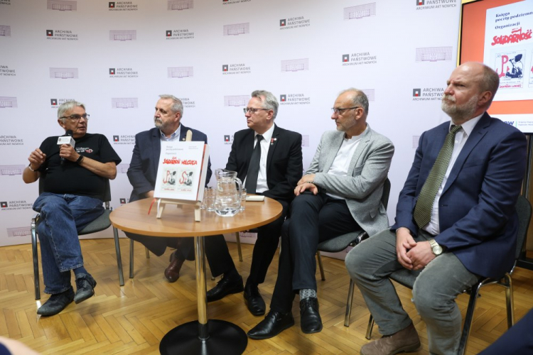 Od lewej: Włodzimierz Domagalski-Łabędzki, Zbigniew Rutkowski, Janusz Gajewski, Michał Guć i Artur Adamski podczas prezentacji publikacji „Księga poczty podziemnej Organizacji Solidarność Walcząca” w Archiwum Akt Nowych w Warszawie. Fot. PAP/R. Guz