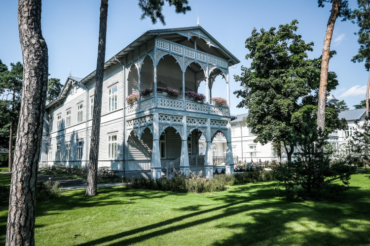 Otwock, 07.09.2021. Dawny pensjonat Abrama Gurewicza w Otwocku. Budynek zbudowano w latach 1906–1921 w stylu nadświdrzańskim znanym pod nazwą świdermajer. Fot. PAP/Kalbar