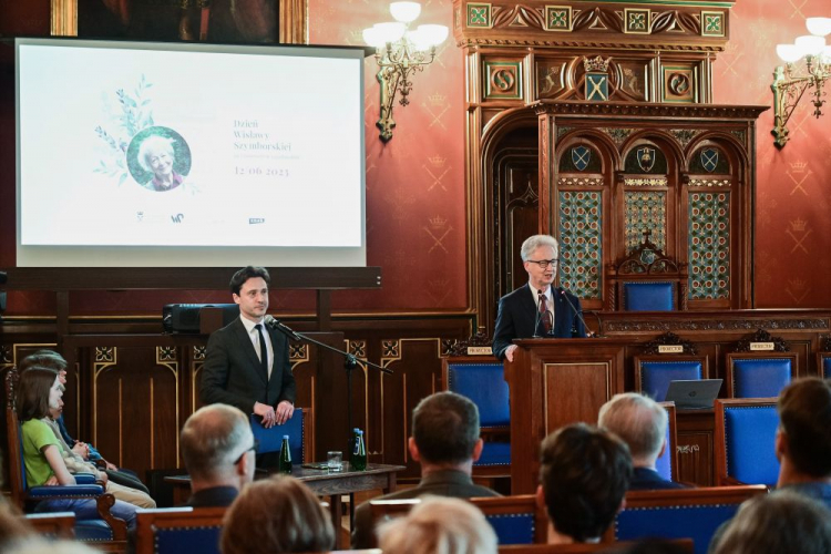 Kraków, 12.06.2023. Rektor UJ prof. dr hab. Jacek Popiel (P-góra) podczas obchodów Dnia Wisławy Szymborskiej w Collegium Novum Uniwersytetu Jagiellońskiego w Krakowie. Wydarzenie odbywa się w związku z setną rocznicą urodzin noblistki. Fot. PAP/Art Service 