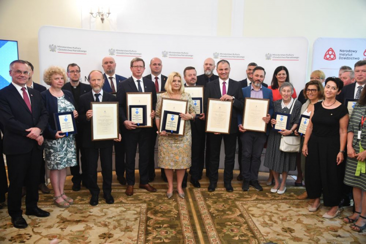 Warszawa, 20.06.2023. Sekretarz stanu w Ministerstwie Kultury i Dziedzictwa Narodowego, generalny konserwator zabytków Jarosław Sellin (L) pozuje do pamiątkowego zdjęcia po gali konkursu „Zabytek Zadbany” w siedzibie MKiDN. Fot. PAP/R. Pietruszka