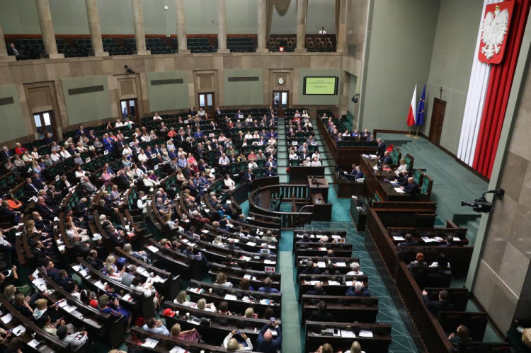 Uczestnicy VI Światowego Zjazdu Polonii i Polaków z Zagranicy w sali posiedzeń Sejmu. Warszawa, 29.06.2023. Fot. PAP/T. Gzell