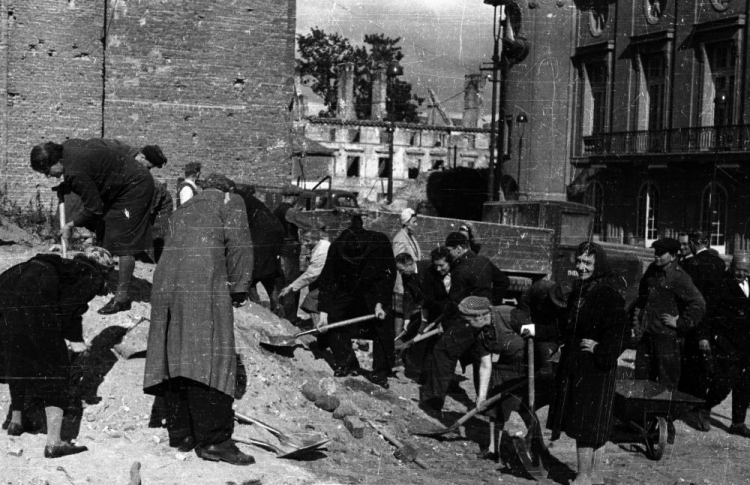 Społeczna akcja odbudowy stolicy - ludność cywilna odgruzowuje rejon Teatru Polskiego. Warszawa, 10.1946. Fot. PAP/J. Baranowski