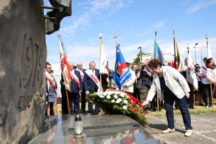 Doradca prezydenta RP Andrzeja Dudy Zofia Romaszewska złożyła kwiaty przed pomnikiem przy placu Czerwca 1976 w Ursusie. Warszawa, 02.07.2023. Fot. PAP/R. Guz