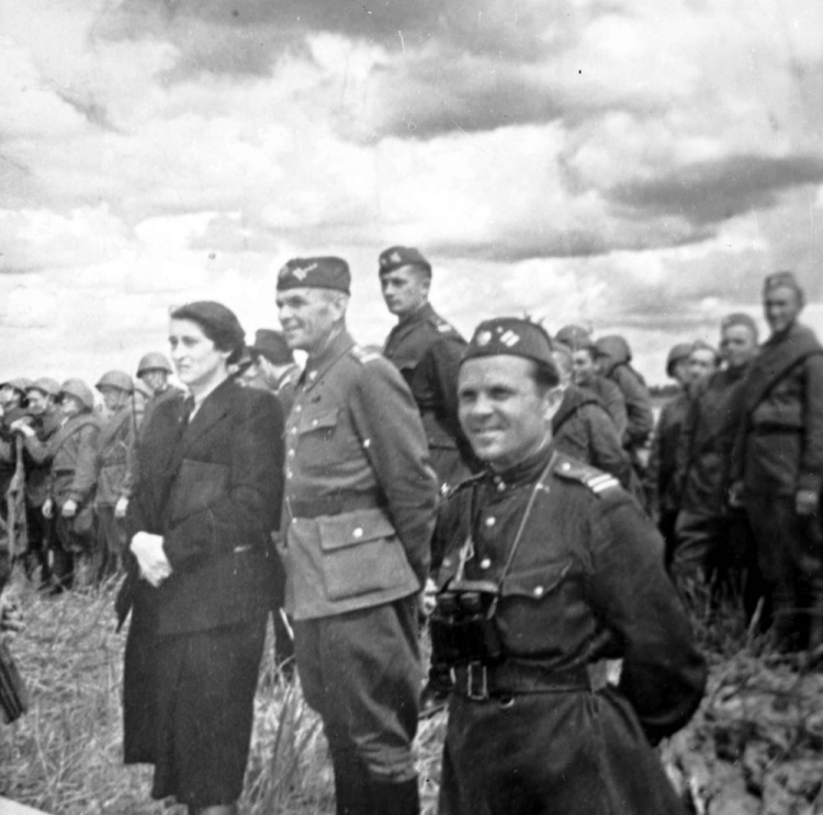 Formowanie 1 Polskiej Dywizji Piechoty im. Tadeusza Kościuszki w 1943 roku w Sielcach nad Oką. Na zdjęciu m.in. Wanda Wasilewska (L) i Zygmunt Berling (2L). Fot. PAP/Reprodukcja