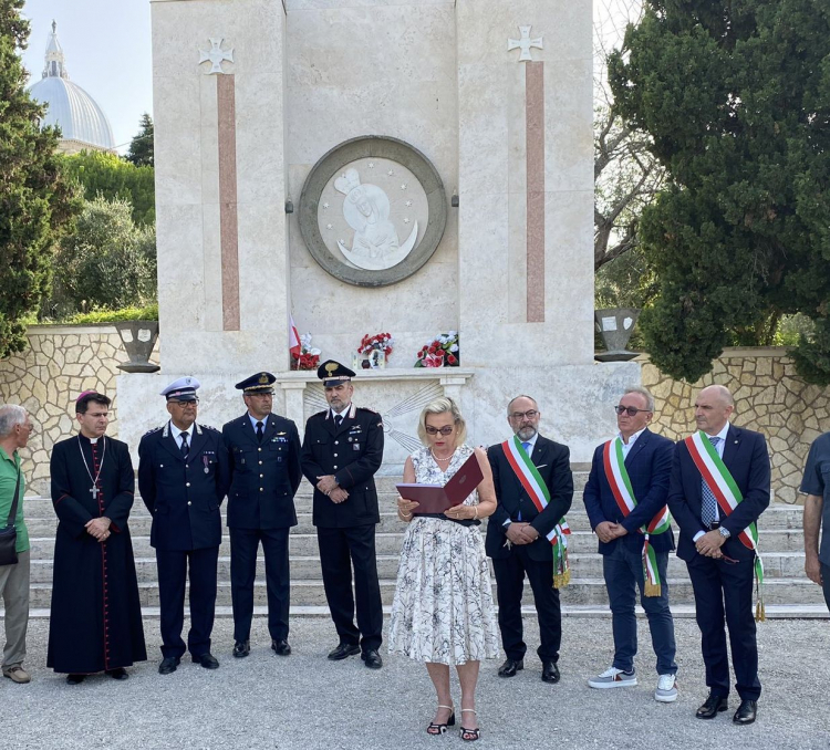 17.07.2023 r., Loreto. Uroczystość złożenia wieńca na Cmentarzu polskim z okazji obchodów 79. rocznicy Wyzwolenia Regionu Marche przez 2 Korpus Polski gen. Andersa z udziałem Ambasador Polski Anny Marii Anders. Źródło: twitter.com/PLinItalia