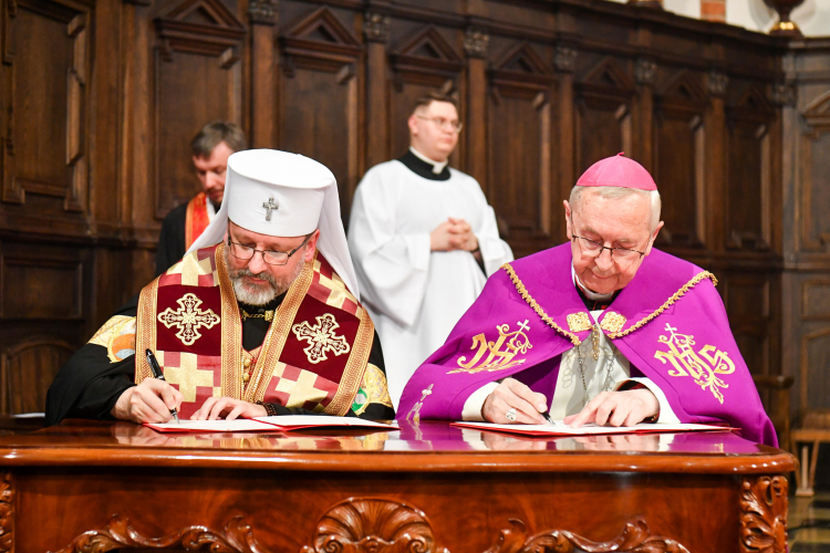  Warszawa, 07.07.2023. Kościelne obchody 80. rocznicy zbrodni wołyńskiej. Przewodniczący KEP abp Stanisław Gądecki (P) i arcybiskup większy kijowsko-halicki, zwierzchnik Ukraińskiego Kościoła Greckokatolickiego abp Światosław Szewczuk (L) podczas nabożeństwa Słowa w archikatedrze warszawskiej. W trakcie nabożeństwa podpisano wspólne oświadczenie pt. „Przebaczenie i pojednanie”. Fot. PAP/A. Lange