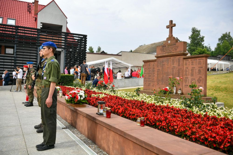 Michniów, 12.07.2023. Uroczystości na terenie Muzeum Martyrologii Wsi Polskich w Michniowie. Fot. PAP/P. Polak