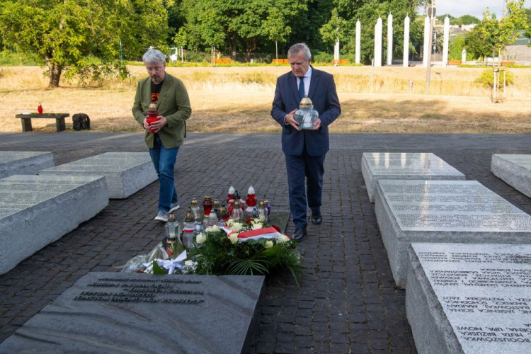 Warszawa, 11.07.2023. Minister kultury i dziedzictwa narodowego Piotr Gliński (P) oraz minister kultury i polityki informacyjnej Ukrainy Ołeksandr Tkaczenko (L) podczas uroczystości przed stołecznym Pomnikiem Ofiar Ludobójstwa na Wołyniu. Trwają obchody Narodowego Dnia Pamięci Ofiar Ludobójstwa dokonanego przez ukraińskich nacjonalistów na obywatelach II Rzeczypospolitej. Fot. PAP/A. Lange