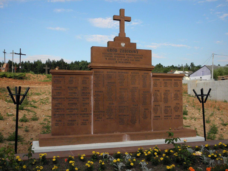 Zbiorowy grób mieszkańców Michniowa. Źródło: Wikimedia Commons
