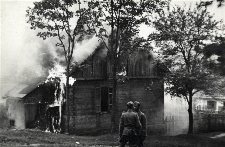 Płonący Michniów, 12 lipca 1943. Źródło: Wikimedia Commons