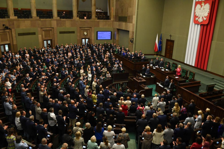 Warszawa, 11.07.2023. Sejm RP przyjął w pierwszym dniu trzydniowego posiedzenia uchwałę upamiętniającą ofiary Rzezi Wołyńskiej w 80. rocznicę zbrodni. Fot. PAP/P. Nowak