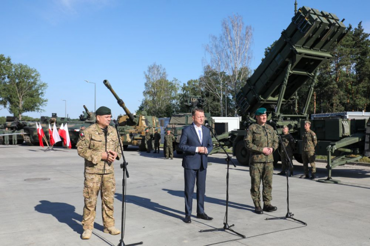 Minister obrony narodowej Mariusz Błaszczak (C), dowódca Garnizonu Warszawa gen. bryg. Tomasz Dominikowski (3L) i dowódca Generalny Rodzajów Sił Zbrojnych gen. Wiesław Kukuła (L). Podczas wizyty w w 1. Warszawskiej Brygadzie Pancernej w Warszawie szef MON poinformował o programie tegorocznych uroczystości Święta Wojska Polskiego. Fot. PAP/P. Supernak