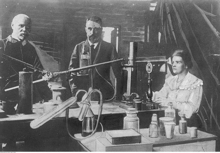 Maria Skłodowska-Curie i jej mąż Piotr (C) w laboratorium w Paryżu. Źródło: NAC