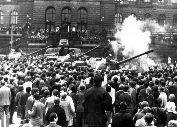 Czechy Praga 21.08.1968. Vaclavske Namesti (plac Wacława), czołgi przed Muzeum Narodowym, w dniu rozpoczęcia inwazji wojsk Układu Warszawskiego na Czechosłowację. Fot. PAP