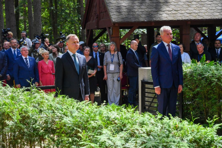 Prezydent RP Andrzej Duda (L) oraz prezydent Litwy Gitanas Nauseda (P) podczas uroczystości upamiętniającej 90. rocznicę katastrofy lotniczej litewskich lotników Steponasa Dariusa i Stasysa Girenasa. Fot. PAP/M. Bielecki