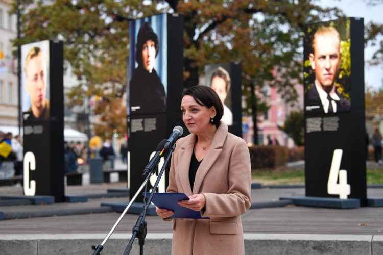 Dyrektor Instytutu Pileckiego Magdalena Gawin podczas otwarcie wystawy "Lipcowi. Twarze ofiar Obławy Augustowskiej" na Skwerze Hoovera w Warszawie. 14.10.2022. Fot. PAP/R. Pietruszka