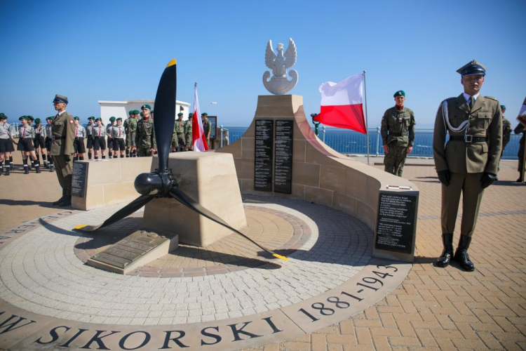 Gibraltar, 04.07.2023. Uroczyści przed pomnikiem poświęconym generałowi Władysławowi Sikorskiemu i pozostałym ofiarom katastrofy lotniczej w 1943 r. w rejonie zwanym Europa Point w Gibraltarze. Fot. PAP/A. Zawada 