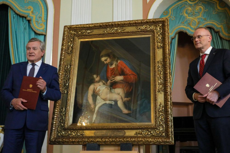 Minister kultury i dziedzictwa narodowego Piotr Gliński (L) i dyrektor Zakładu Narodowego im. Ossolińskich we Wrocławiu Łukasz Kamiński (P) podczas uroczystości przekazania obrazu "Madonna z Dzieciątkiem" na Zamku Królewskim w Warszawie. Fot. PAP/P. Supernak